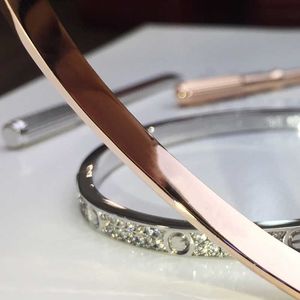 Bracelet de créateur C arter pour femmes, bracelet à couple en or, double rangée de diamants, bijoux de luxe, réglage caché, artisanat, bracelet à fondu élevé, designer UXLJ