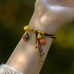 Una familia de tres golondrinas, bestia dorada, pulsera de cuerda roja, implica buena suerte, estilo chino, color tejido, regalo de mano de paz 240103