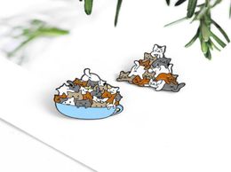 Un groupe de chats animaux mignons en émail à aiguille à aiguille tasse de café spécial broche tasse de bande dessinée caricaturé dynamique cadeau pour les amis qui aiment Cats15812270