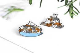 Un groupe de chats animaux mignons en émail à aiguille à aiguille tasse de café spécial broche tasse de bande dessinée à revers cadeau pour les amis qui aiment les chats18677893
