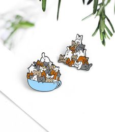 Un groupe de chats animaux mignons en émail à aiguille à aiguille tasse de café spécial broche tasse de bande dessin anime cadeau d'épingle à badge pour les amis qui aiment les chats11918803