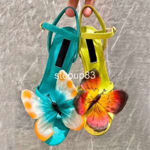 Una decoración de mariposa realista sandalias de color brillante zapatos nocturnos de tacones de tacones de tacones de sandalia de sándalo diseñadores de lujo de lujo vestidos de correa de tobillo 10 cm