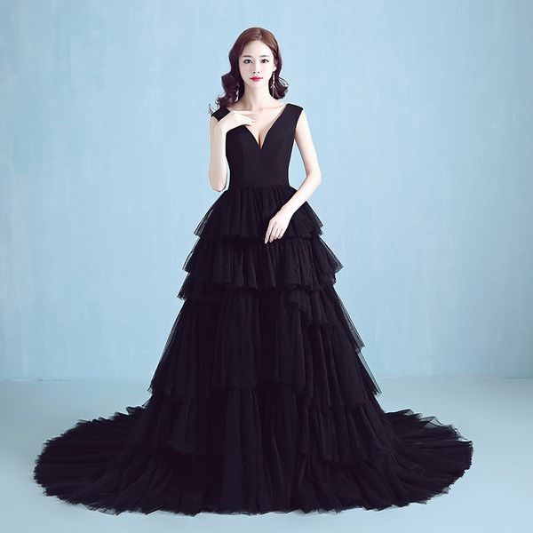 A-ligne noir gothique robes de mariée 2019 col en v profond sans manches jupe à plusieurs niveaux femmes moderne Non blanc réception robe de mariée