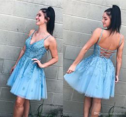 Een lijnblauwe v nek thuiskomst kanten mouwen mini -zoet atil feestjurken formele korte prom -jurk backless