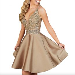 Una línea de champán dorado vestidos de fiesta con bolsillos 2024 V-Cuello Rebordear Rhinestone Hasta la rodilla Corto vestido de fiesta de graduación Mini vestidos de cóctel por encargo