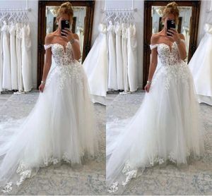 Une ligne de robes de mariée classiques sur l'épaule V cou chéries chérie en dentelle en tulle appliques de terrain