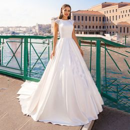 Robe de mariée trapèze en Satin pour mariée, bijou tendance, épaules dénudées, boutons recouverts de creux, avec des appliques classiques en dentelle, traîne de balayage