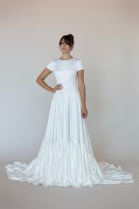 A-ligne robes de mariée modestes en satin doux avec manches courtes dos ouvert robes de mariée élégantes simples à manches sur mesure robe de mariée lds