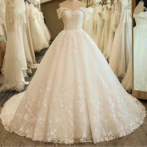 Une ligne robes de mariée vintage sur les appliques épaules