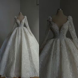 Une robe de mariée en ligne V paillettes de cou de cou applique les robes de mariée à manches longues à manches longues.