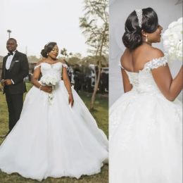 Une ligne robes de mariée sexy hors de l'épaule dentelle appliques perles de cristal robes de mariée balayage train corset dos grande taille vestido de