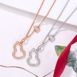 Un collier double gourde luxueux et étincelant serti de diamants en or 18 carats pour femme, dégageant une ambiance charmante et luxueuse.Une chaîne de clavicule pour les femmes