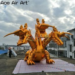 Un magnifique et vif dragon doré gonflable à trois têtes pour exposition ou décoration commerciale lors de fêtes et grandes