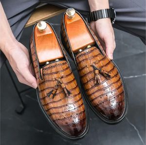 Un hombre con zapatos ingleses puntiagudos Zapatos casuales Botas cortas Hombres Four Seasons Chocolate Zapatos de cuero cepillado Comercio de ocio zapatos de vestir disponibles