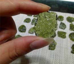 Un pendentif en pierre de cristal d'aérolites vertes Moldavite naturelle, lot d'énergie apotropaïque, corde, collier Unique LJ2010168865124