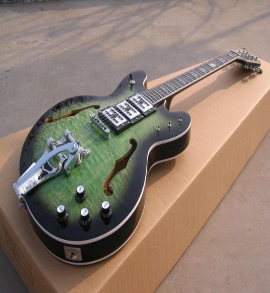 Una nueva guitarra de jazz de guitarra eléctrica, ver a través de Dark Green Musical Instrument6683500