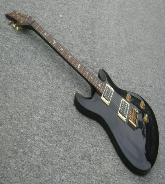 Une nouvelle guitare électrique de marque Voir à travers le noir avec du tigreflame sur le dessus du corps peut être cusotoimsed6868454