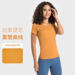 Une nouvelle génération de t-shirts de sports à cou à manches courtes à manches courtes pour femmes, un haut de ruissellement et de fitness, un ajustement slim et un costume de yoga respirant pour les femmes