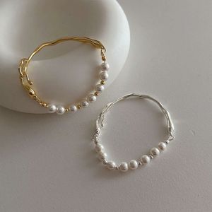 Un diseño de nicho, brazalete de perla de metal irregular, personalidad femenina, temperamento simple y versátil, brazalete de moda
