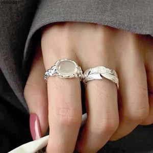 een Niche Heavy Industry White Cat Eye Stone Ring voor dames met een cool en modieus gevoel voor veelzijdigheid.Veer openende wijsvinger