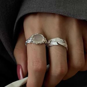 Un nicho de la industria pesada Cats White Cats Eye Stone Ring para mujeres con un estilo de dedo de apertura de plumas exquisito y versátil y versátil de pluma de altura