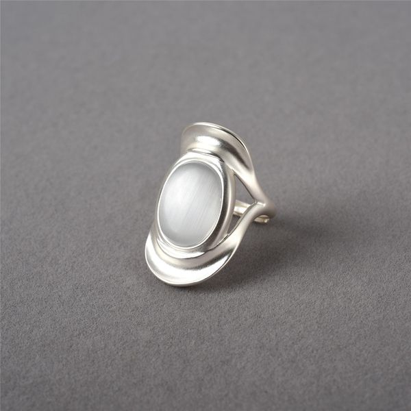 Une niche nouvelle bague en pierre d'oeil de chat incrustée de voile givré avec ouverture réglable, bague tendance de personnalité européenne et américaine unique pour femmes