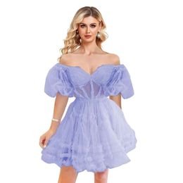 Een off -schouderlijn Homecoming Puffy Sleeve Tule Short Prom Ruffles Mini -jurken voor feest Prom AMZ MZ