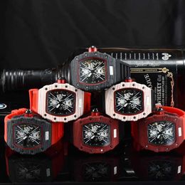 Un orologio da polso meccanico da uomo originale in fibra di carbonio con orologi da 1 a 1. Orologi da polso da donna