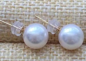 une paire d'élégantes boucles d'oreilles en perles blanches Akoya naturelles de 9-10 mm