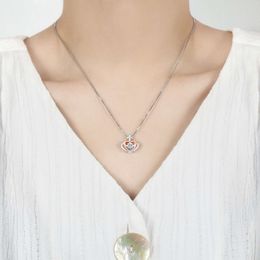 Un colgante de corazón pulsante con una cadena de clavícula simple y sofisticada. Collar de corona de oro y corona dinámica