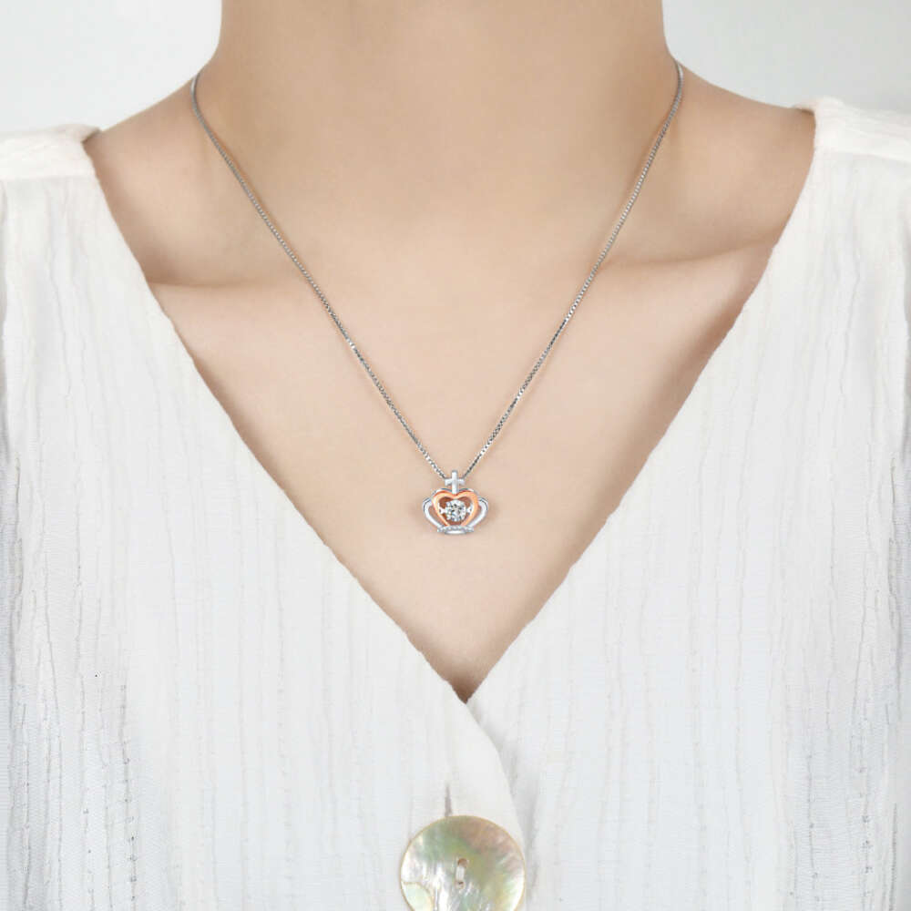 A pulsating heart pendant with a simple and sophisticated collarbone chain. Colored gold and dynamic crown necklace