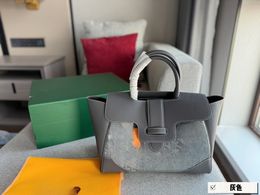 Un sac shopping appartenant à cette saison, le produit lui-même est vraiment texturé