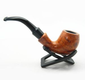 Une cigarette courte en bois avec un poil en bois et une fine pipe courbée.