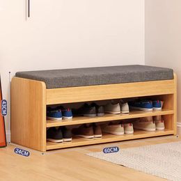 Une étagère à chaussures simple intégrée à un tabouret à langer et à une armoire à chaussures de porte pour un usage domestique