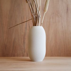 Un simple vase à brume blanche serait idéal pour les fleurs sèches.