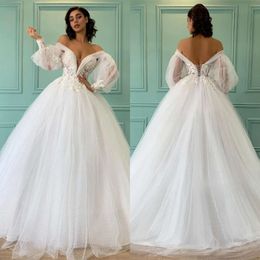 A manches romantiques de robes de ligne d'épaule romantique appliques robe de mariée à lacet à lacet long design de créateur robes de mariée.