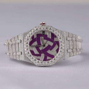 Een prachtig horloge met Romeinse cijfers vervaardigd uit prachtige laboratoriumdiamanten in roestvrij staal valt op door een unieke charme