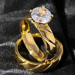 Un anneau de set en acier inoxydable avec une grande zircone à motifs de zircone cubique La pierre scintillante vous fait briller Brightly 240528