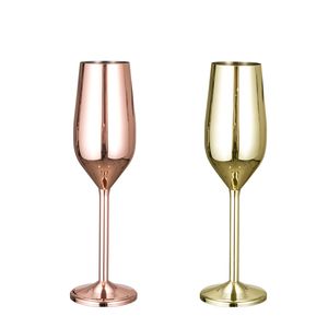 Une variété de flûtes à champagne fantaisie en verre à vin en acier inoxydable pour mariage et fête