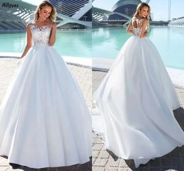 Une ligne de mariage en satin blanche Dessies glamour en dentelle brodée Boho Garden Beach Bridal Bridal Neck Necy Lace-Up Back Modern Women Bride Robes de Mariee Yd -Up