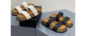 Un mot avec des pantoufles femme son en bois fond épais augmenter plat noir 2023 été nouvelles sandales à bout ouvert