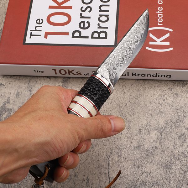A2251 Couteau de chasse droit de survie en plein air VG10 Damas en acier à pointe droite, manche en bois, couteaux à lame fixe avec gaine en cuir