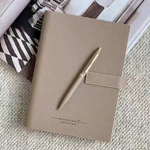 A5 Binder PU Leather Notebook Journal Journal Planificateur de feuille en vrac Hard Shell Business Bureau Note de parentalité Custom Metal Metal Buckle 240415