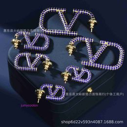 AA Valeno Top Luxury Designer Delated Earring 2024 New Style Boucles d'oreilles Femelle en forme de V Full Diamond avec boîte d'origine