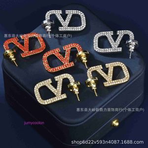 AA Valeno Top Luxe Designer Delicate Earring 2024 Style Nieuwe oorbellen voor vrouwen met V-vormige letters Volledige diamant met originele doos