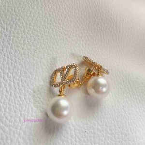 AA Valeno Top Luxury Designer Delated Earring French Style Full Diamond Lettre V suspendre des boucles d'oreilles en perles Luxury Luxury et Instagram polyvalent pour femmes