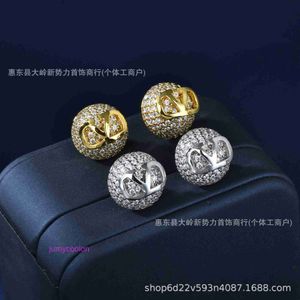 AA Valeno Top Luxury Designer DeLlicate Earring 2024 Boucles d'oreilles de mode Femelle en forme de V Full Diamond Material avec boîte d'origine