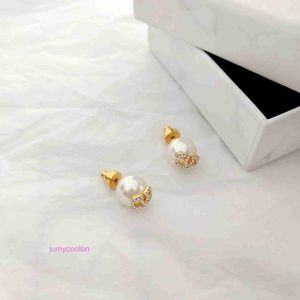 AA Valeno Top Luxury Designer Delated Earge Style de boucle d'oreille Grande Perle French Amosphérique LETTRES V EARRES Classic Sticky Diamond Sweet Cool Ins Small avec boîte d'origine