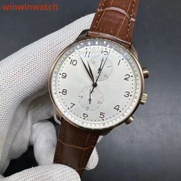 Reloj AAA con movimiento automático, esfera blanca, correa de piel marrón.