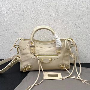 AAA Designer De Luxe En Cuir Véritable Sacs Fourre-Tout Femmes Sac À Main Bandoulière Moto Sac Peau De Chèvre En Cuir De Mode Tendance Dames Poignée Fourre-Tout Avec Miroir Cosmétique 23